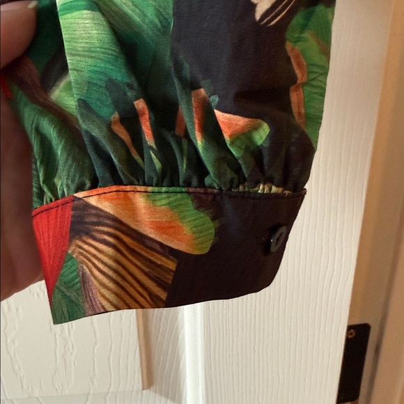 FARM Rio Vibrant Parrot and Foliage Blouse - Picture 5 of 6